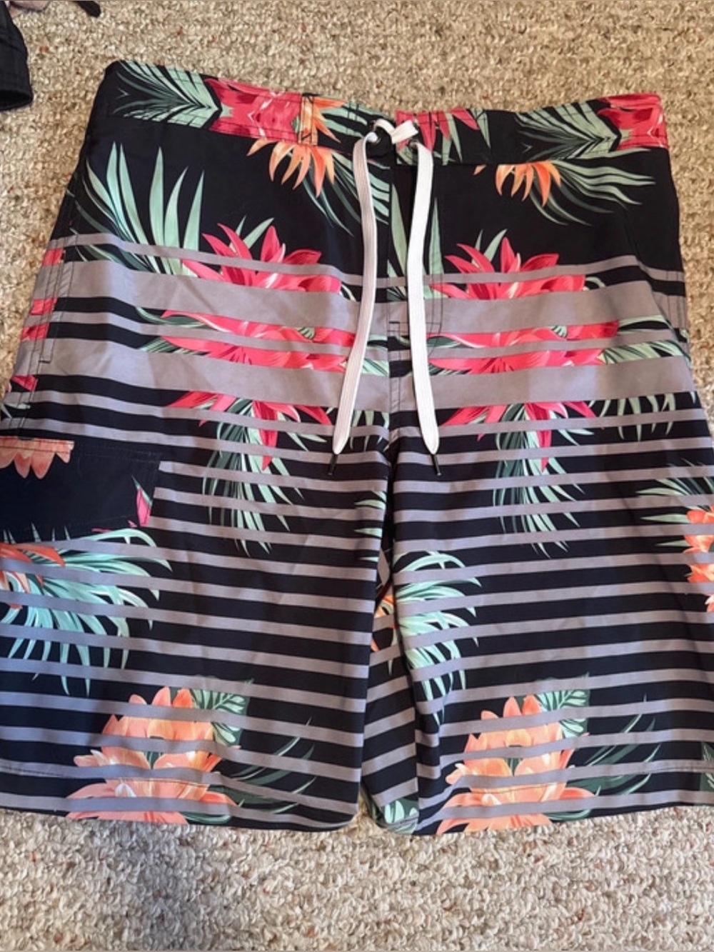 Like new Men’s Sonoma floral print board shorts size M